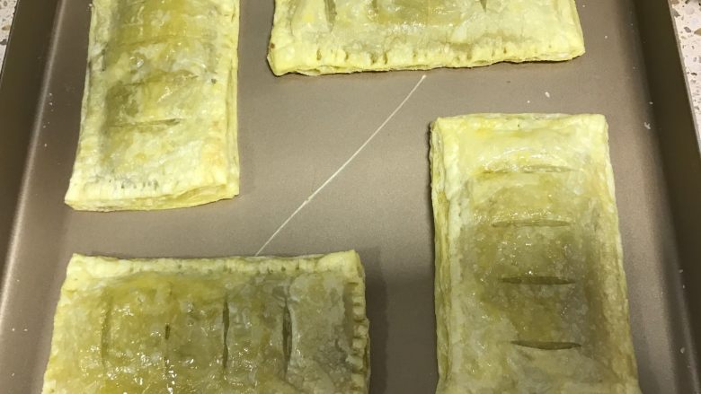 红豆酥, 烘烤10分钟的时候取出表面刷上蛋黄液,继续烘烤8分钟左右。