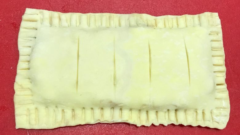 红豆酥,在表面划道装饰。