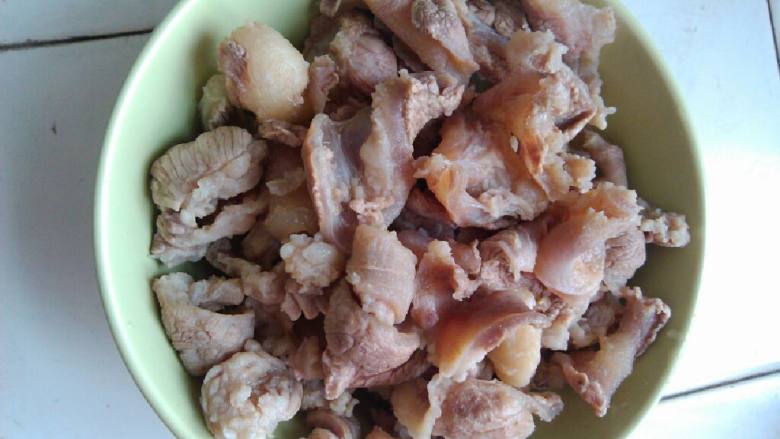 萝卜焖牛腩,把牛腩过一次冷水捞起待用
