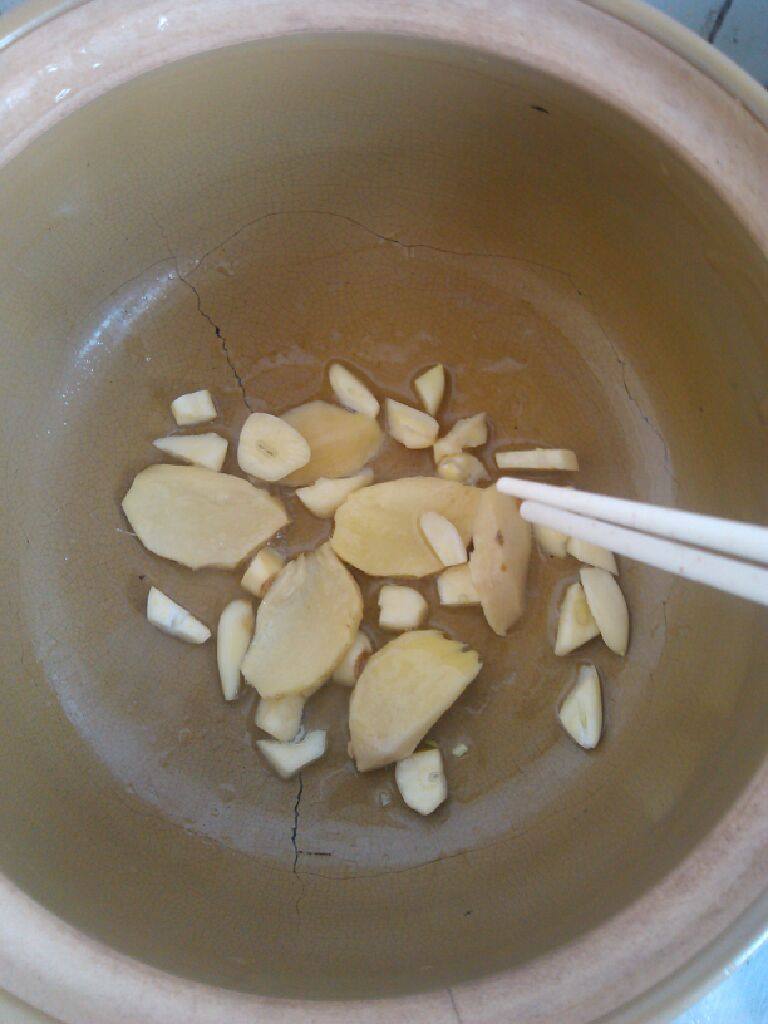 萝卜焖牛腩,沙锅放油把姜、蒜放入爆香