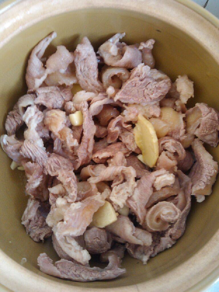 萝卜焖牛腩,倒入牛腩