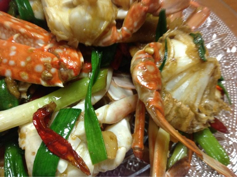 香辣花蟹,然后放螃蟹，料酒3瓷勺，盐2瓷勺，再加一碗温水大火爆炒！