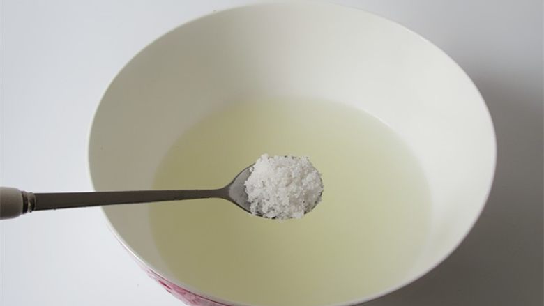 蛤蜊小葱炖蛋,将煮过蛤蜊的水过滤倒入碗中,放入一勺盐搅拌融化放温备用
注意蛤蜊水是蛋液的两倍