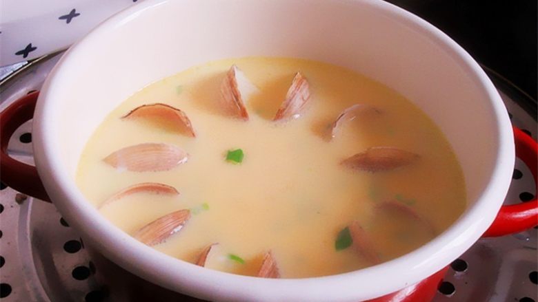 蛤蜊小葱炖蛋,开大火水烧开后再中火蒸8分钟左右基本就可以熟了,不放心的话可以掀开盖子看看,蛋液是不是完全凝固