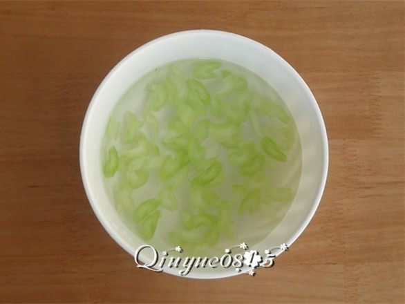 沃道夫沙拉#春意绿#,西芹焯水过凉