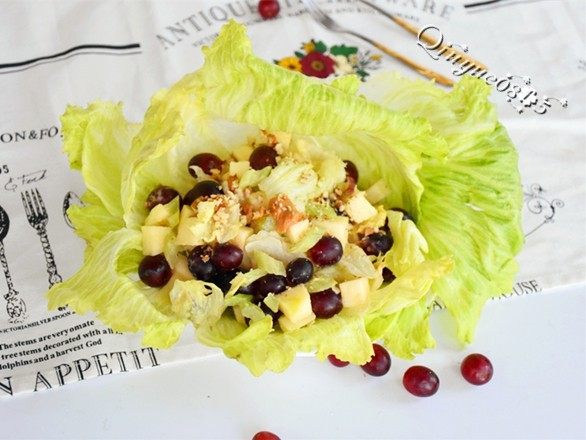 沃道夫沙拉#春意绿#,把酱汁调入即可(可以用生菜做托)