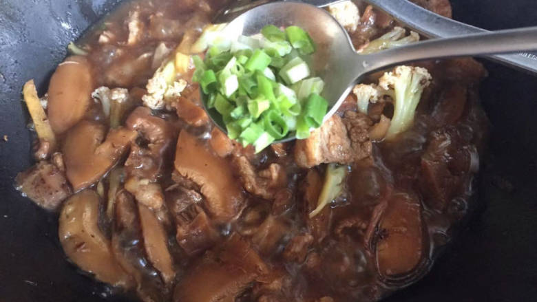 香菇肉片煲,炖至入味,汤汁浓稠,撒上葱花