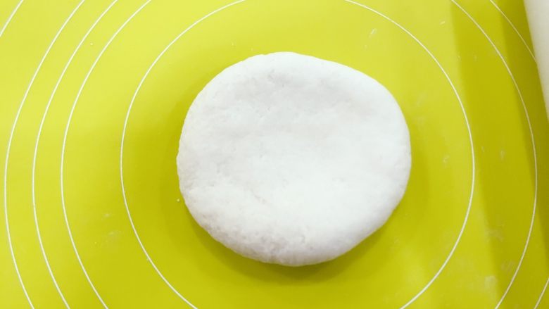 宝宝辅食:兰溪小麦铃-18M+,用手多揉一会,直至形成光滑的面团。