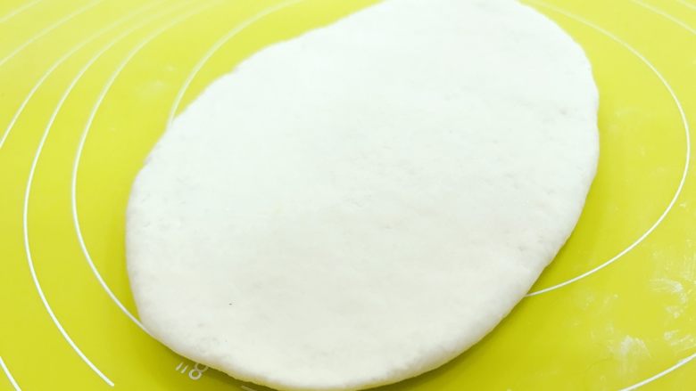宝宝辅食:兰溪小麦铃-18M+,用擀面杖擀成一张厚饼,厚度大概在小拇指盖宽度左右。