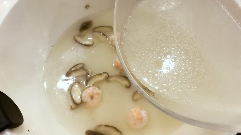宝宝辅食:兰溪小麦铃-18M+,加入清水/排骨汤(小芽加入的是排骨汤哈,非常建议)。