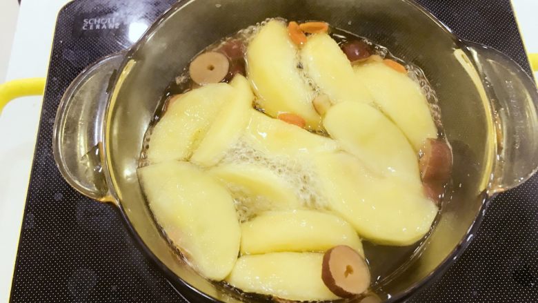 宝宝辅食:苹果红枣枸杞汤-12M+,用勺子轻轻搅拌使冰糖融化就可以啦。