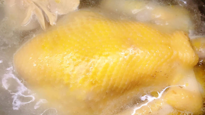 木耳淮山炖鸡,大火烧开后煮10分钟,转小火炖20分钟