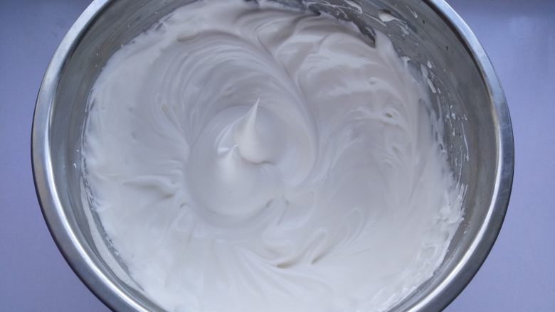 抹茶奶油蛋糕,90克细砂糖分三次加入蛋清内打发到出短小尖角,烤箱上下火180度开始预热10分钟;
