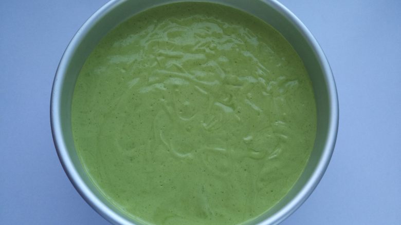 抹茶奶油蛋糕,将混合好的蛋糕糊倒入模具,抹平,用手端住模具在桌上用力震两下,把内部的大气泡震出来;