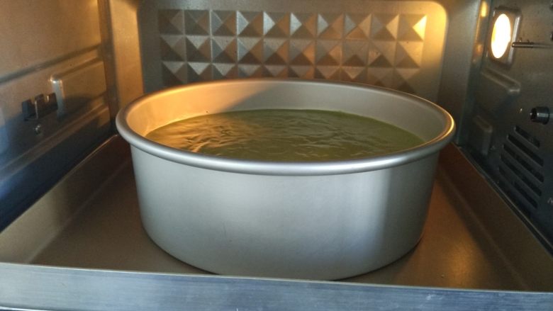 抹茶奶油蛋糕,放进预热好的烤箱,上下火150度中下层,烘烤50分钟左右;