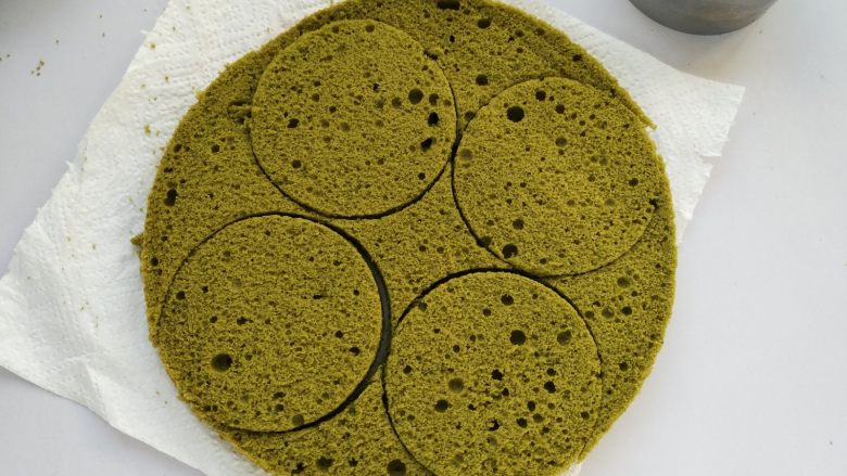 抹茶奶油蛋糕,取其中1片,用圆形慕斯圈扣出4个小圆片;