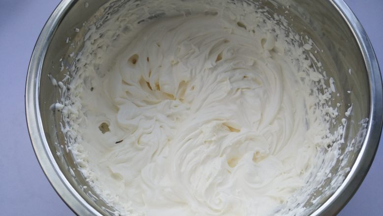抹茶奶油蛋糕, 150克淡奶油加入15克细砂糖打发;