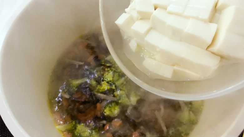 宝宝辅食：五彩缤纷美味豆花-18M+,打开盖子加入西兰花和处理好的豆腐。