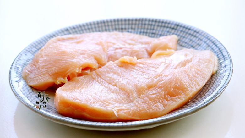美味多汁的煎鸡胸,横向剖开成两半,这样降低厚度,便于入味和成熟。