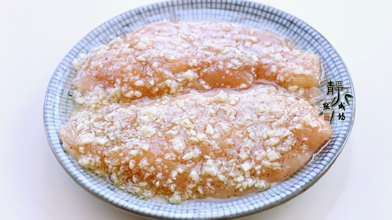 美味多汁的煎鸡胸,把上一步中的味汁倒入鸡胸,拌匀