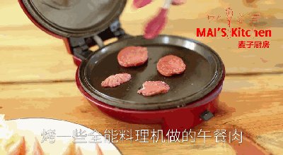 5分钟完成早餐 香浓日式厚蛋烧鸡蛋卷,自制午餐肉切片,使用小红锅煎烤一下,会更香。如果没有自制的就用罐头午餐肉煎