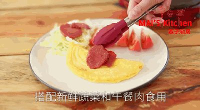 5分钟完成早餐 香浓日式厚蛋烧鸡蛋卷,置于煎好的厚蛋烧上,搭配各种新鲜蔬菜,营养健康一整天