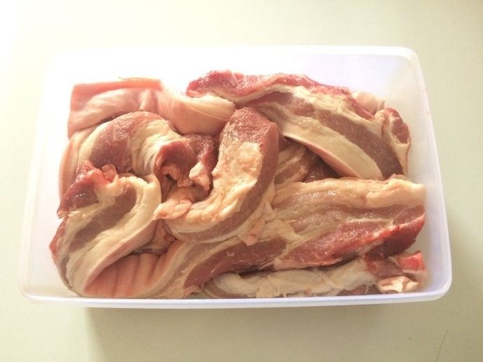 酱油风味酱肉,切成小条根据习惯安排,我切成了6条。把肉全部抹上白酒腌制半小时【高度白酒1杯50度上】