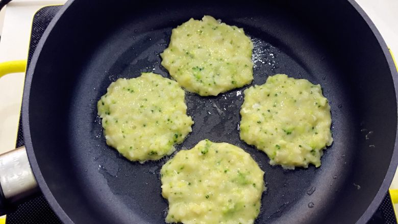 宝宝辅食：深海能量（鳕鱼）小米饼-12M,不粘锅热锅，刷一层冷油，用勺子舀入鳕鱼鸡蛋米饭糊，用勺背压扁成小圆饼状，厚度要在1cm以内，不要太厚哦。
》用勺子舀，这样每个饼大小就会比较均匀。
》用油不要多，润一下锅就好啦。也可以不用油，需要效果比较好的不粘锅哈。
》不要太厚哈，要把鳕鱼慢慢煎熟的。