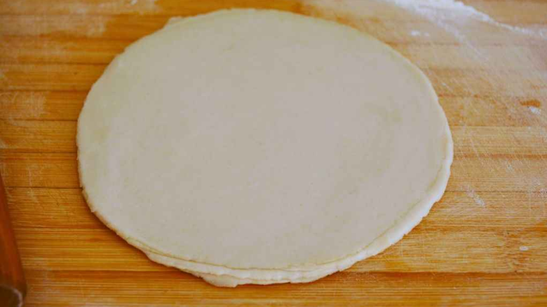 饺子皮可以做烤鸭饼,两面都均匀后用擀面杖在两面都擀一擀~我觉得擀成饺子皮的两倍大小,口感比较好。
当然还能擀的薄很多,但觉得太薄的没口感~而且如果是新手蒸熟后有