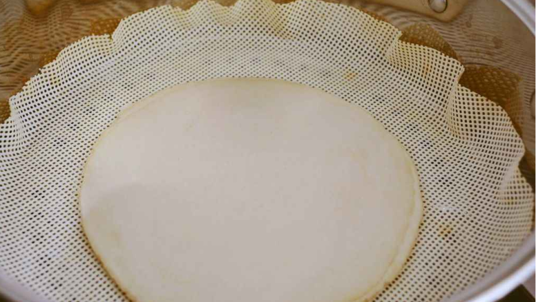 饺子皮可以做烤鸭饼,放入蒸锅(可以做好几落后一期蒸),
今天做了7张是一个人的量,五分钟就蒸好了。
如果蒸的量大要延长时间。
(我最多的时候蒸过20多张,没在多