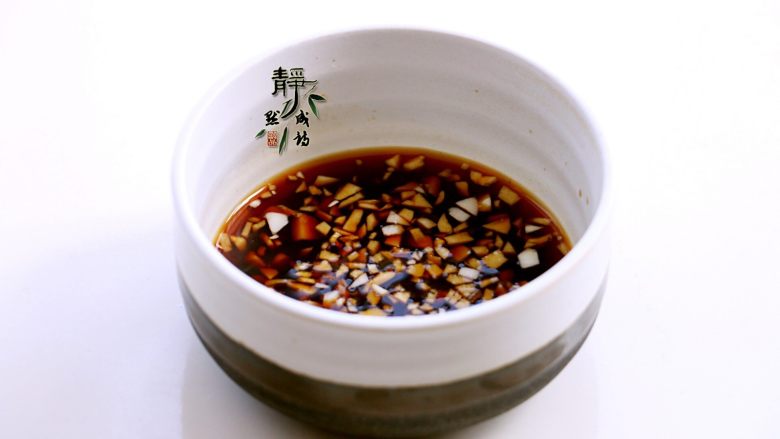 风味凉拌油麦菜,蒜末氧化好以后，调入<a style='color:red;display:inline-block;' href='/shicai/ 788'>生抽</a>、<a style='color:red;display:inline-block;' href='/shicai/ 768'>香醋</a>、<a style='color:red;display:inline-block;' href='/shicai/ 3729'>白糖</a>、盐，搅匀。如果喜辣，就再加些辣椒油。