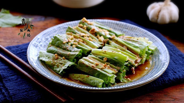 风味凉拌油麦菜,300克的油麦菜拌好了，也只够一人食用，因为这个做法实在是让人欲罢不能。