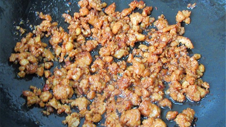 荠菜肉末豆腐羹,热锅热油,爆炒肉末,喜欢颜色深的可以再加几滴老抽炒至肉末收汁