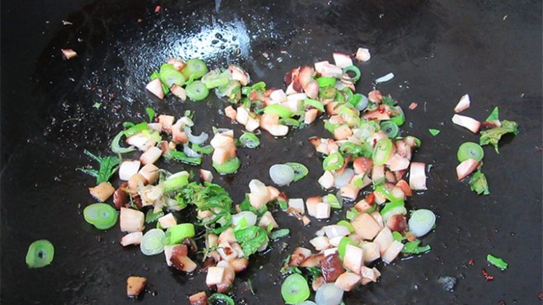 荠菜肉末豆腐羹,另起一锅,预热加入几滴油,将香菇和葱花倒入煸炒出香味