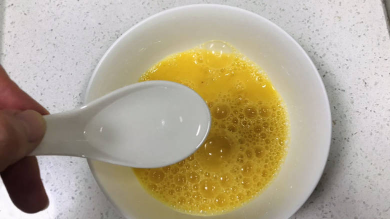 豆腐蛋花汤,加入三勺清水,让鸡蛋更嫩滑;