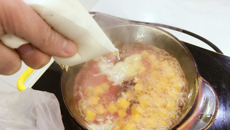 宝宝辅食:红薯挤挤面-10M+,保持中大火,把保鲜袋剪一个很小很小的口子,把面糊如动图所示挤入红薯汤中。
》给小宝宝吃剪很小很小的一个口子就可以了,这样才能形成细细的面条形状挤下来,挤的力量要控制下,不然容易把口子撑大,如果面团没有搅拌均匀,有结块,中途可能会卡住,不要着急,用手把结块捏碎就好。