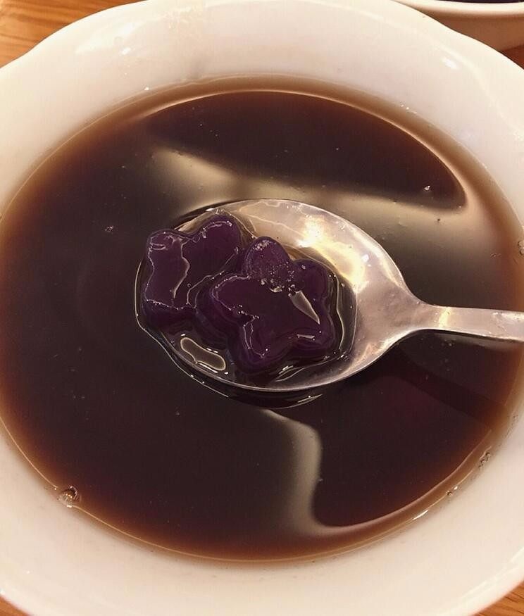 紫薯葛根粉圆,坐锅烧水,水开加入整形后的紫薯葛根粉团,浮起后稍再煮三五分钟,加入古方<a style='color:red;display:inline-block;' href='/shicai/ 882'>红糖</a>搅匀,关火即可亨用。
