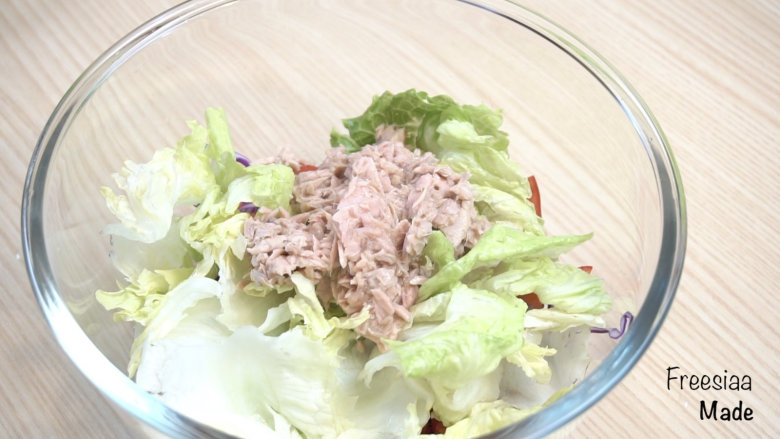 金枪鱼 意面沙拉（视频菜谱）,放入<a style='color:red;display:inline-block;' href='/shicai/ 116435'>金枪鱼罐头</a>