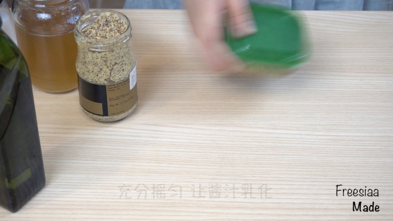 金枪鱼 意面沙拉（视频菜谱）,盖上盖，用力充分摇匀