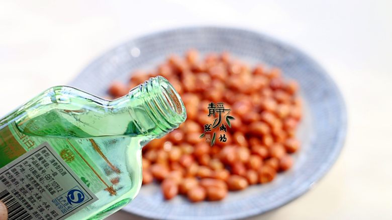 炸花生米的秘密,把花生米盛入盘中,趁热滴几滴白酒拌匀,这是保证花生米不会返潮的秘密。