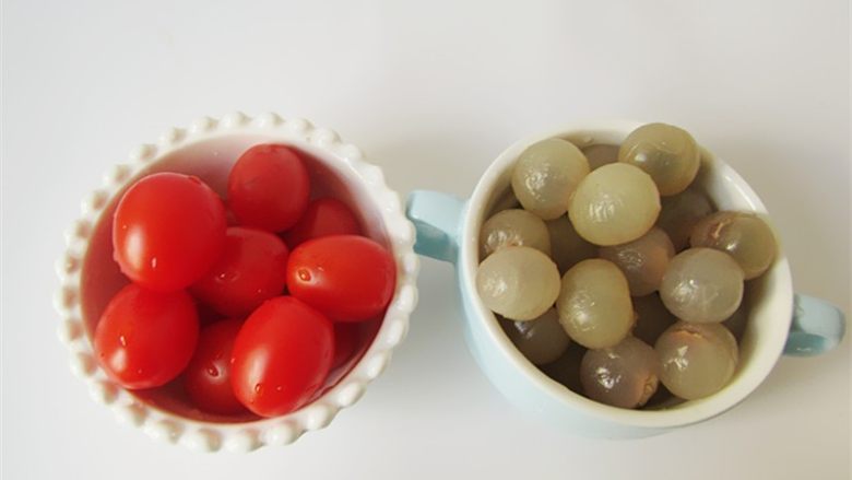茄汁排骨龙眼肉,龙眼去壳取肉,西红柿或小<a style='color:red;display:inline-block;' href='/shicai/ 59'>番茄</a>洗干净