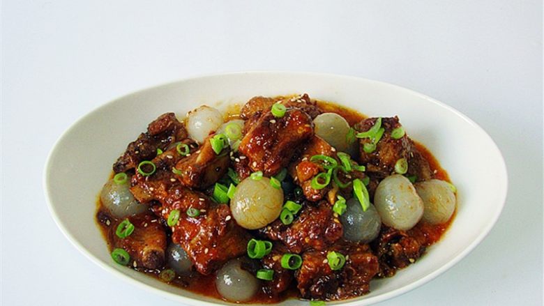茄汁排骨龙眼肉,盘内<a style='color:red;display:inline-block;' href='/shicai/ 5532'>龙眼肉</a>和排骨先码好,倒入熬好的番茄酱,撒少许白芝麻和葱花装饰