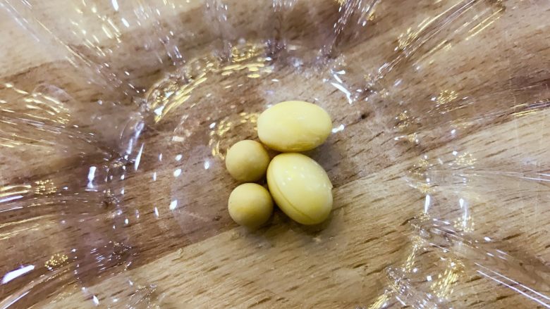 宝宝辅食:南瓜燕麦豆浆(料理机版)-12M+,嘿嘿嘿,给大家看下没泡前的黄豆和浸泡后黄豆对比图,本来圆圆滴,泡完后胖嘟嘟超可爱。