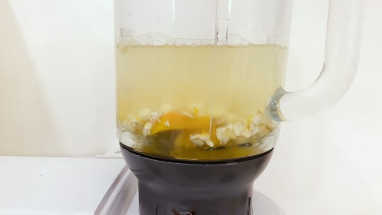 宝宝辅食:南瓜燕麦豆浆(料理机版)-12M+,倒入600ml左右的开水,水的多少自己调整哈,少点就浓稠点,多点成品就稀一点。