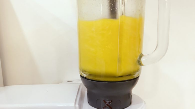 宝宝辅食:南瓜燕麦豆浆(料理机版)-12M+,启动料理机,中高速搅打1-2分钟,大家根据自己料理机的功率调整时间,小芽的功率很大,所以一会就好啦。