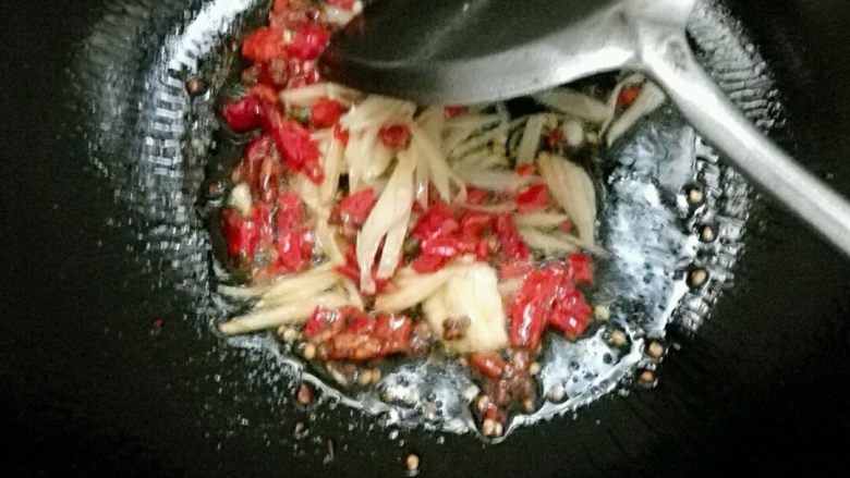 香辣葛根粉条,锅烧热,放入之前备好的姜,蒜,辣椒,翻炒一会,放生抽,盐,水煮开,放点醋和香油。