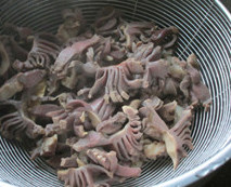 辣爆鸭胗,沥水,备用