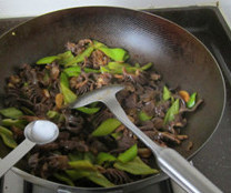 辣爆鸭胗,加入干红辣椒和尖椒,翻炒均匀;加入少许盐调味,出锅即可