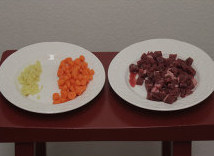 电饭锅版羊肉手抓饭,姜片切末,小萝卜、羊肉切丁
