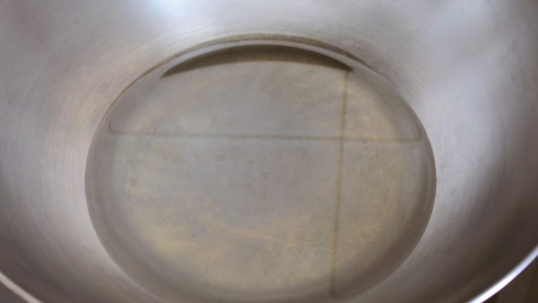 酒鬼花生,是不是酒鬼都超喜欢!,冷锅放入凉油。
常规炒等量土豆片的油量就行~